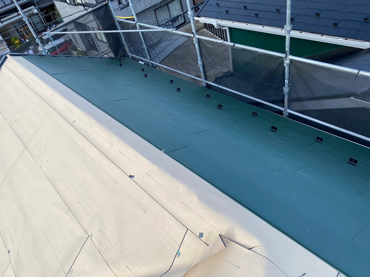 スレート屋根から横暖ルーフを使った屋根カバー工事を行いました！川口市屋根カバー工事　横暖ルーフαｓ　ニチハ　センタールーフ　スレートボロボロ　ガルバリウム鋼板　